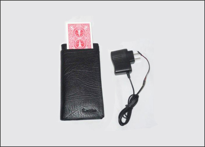黒い賭けるごまかす装置革電子トランプの札入れカード交換体