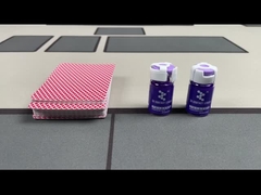 ポッカーのカードを通して見ることができるコンタクトレンズ