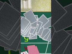 秘密のマークされたポーカーカードのデモ用プロフェッショナルポーカーグラスを見る